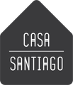 Un logotipo para Casa Santiago con forma de triángulo.