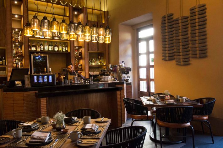 Un restaurante con mesas y sillas y un bar.