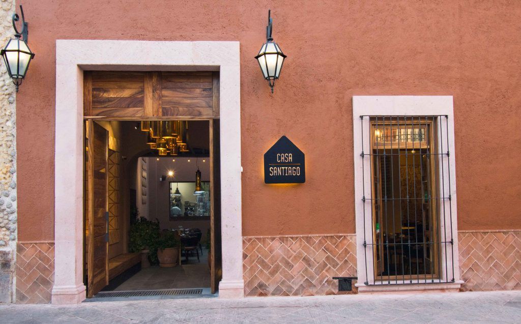 A building with a sign that says ' casa ' on it