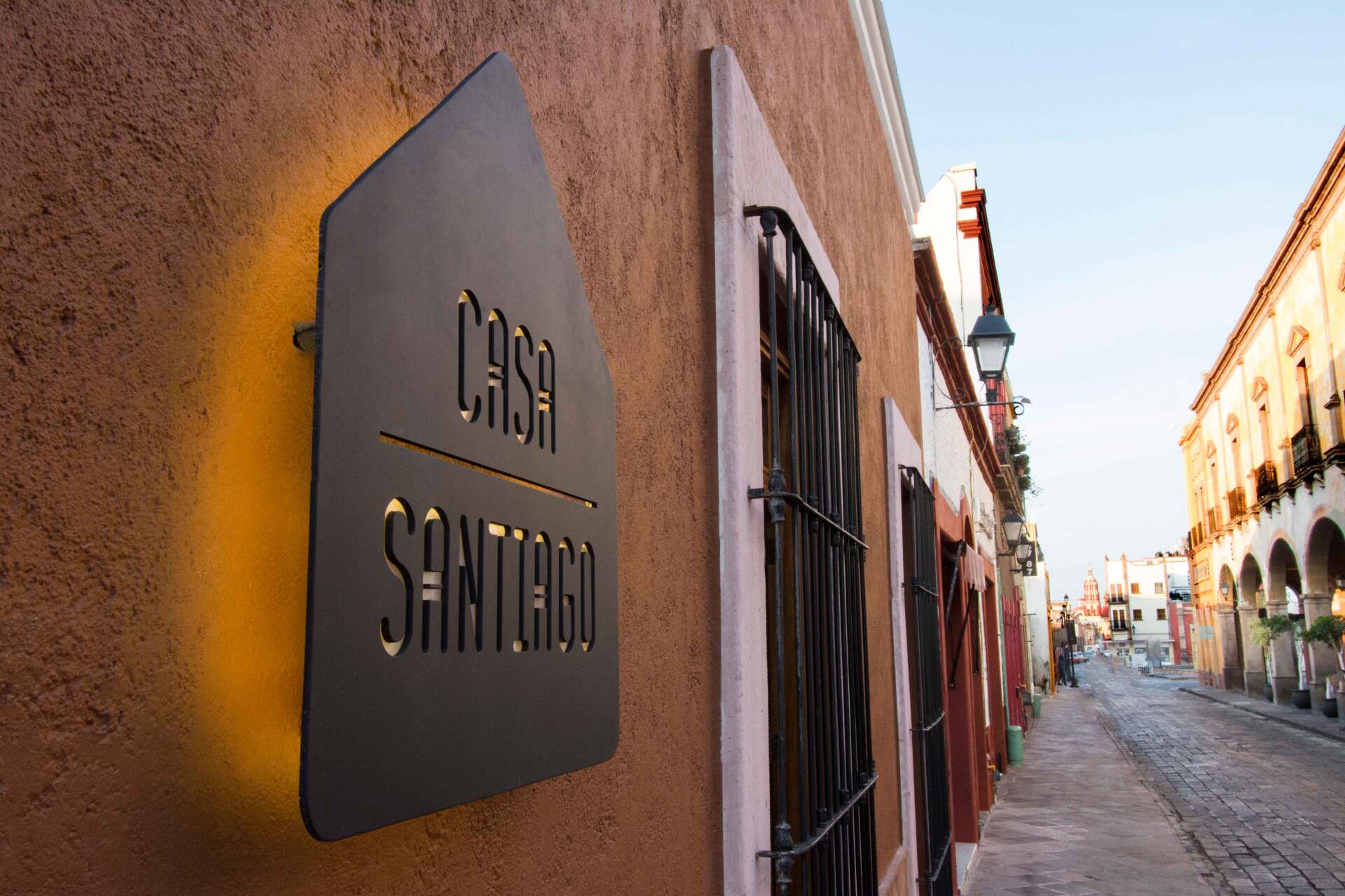 Un cartel en el costado de un edificio que dice Casa Santiago.