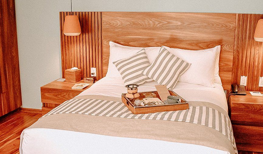 Una habitación de hotel con una cama y una bandeja encima.
