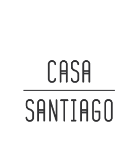 Un logotipo para Casa Santiago sobre un fondo blanco.