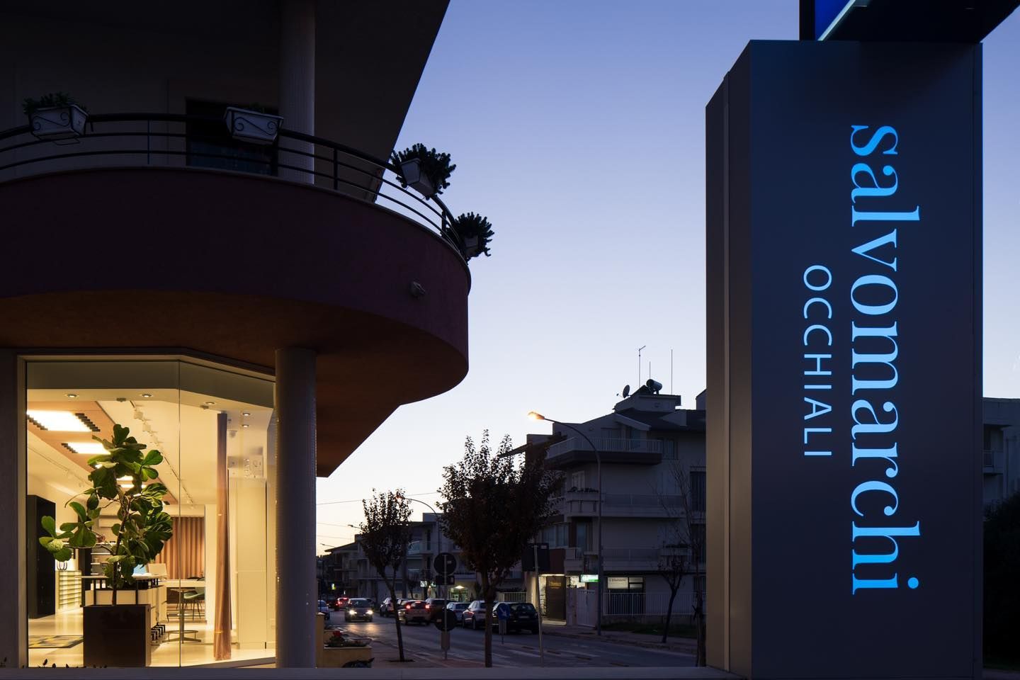 Un edificio con un cartello che dice salvomarchi occhiali
