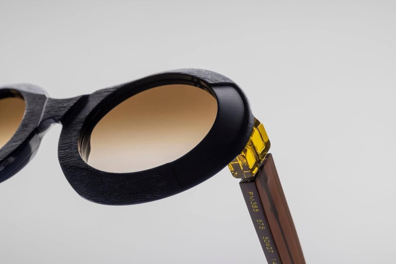 Un paio di occhiali da sole rotondi con montatura in legno