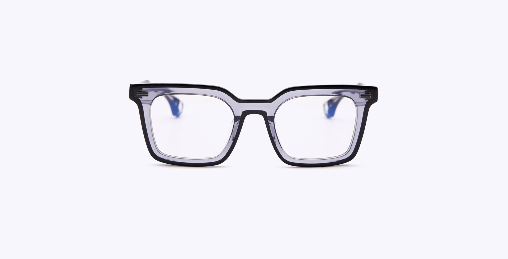 Un paio di occhiali con lenti blu su sfondo bianco.