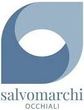 Il logo salvomarchi occhiali è blu e bianco e sembra un occhio.