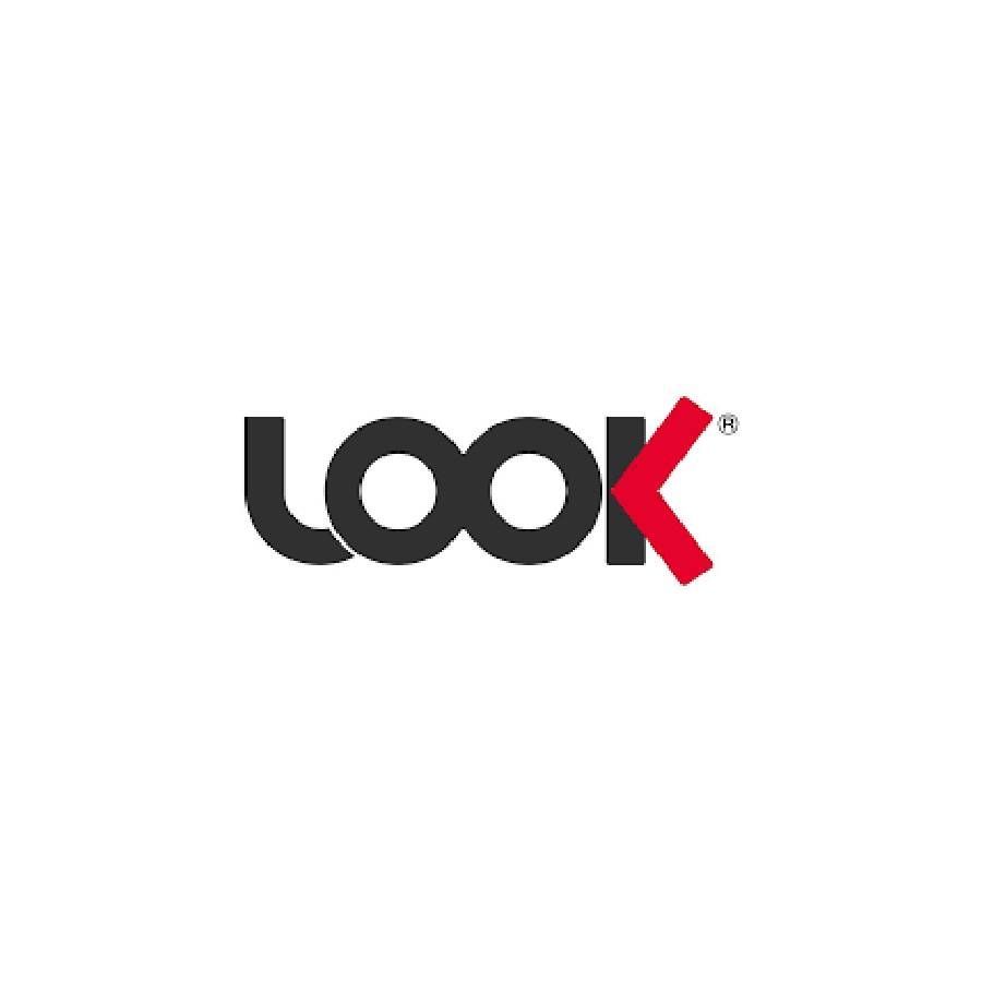 Il logo per il look è nero e rosso su sfondo bianco.