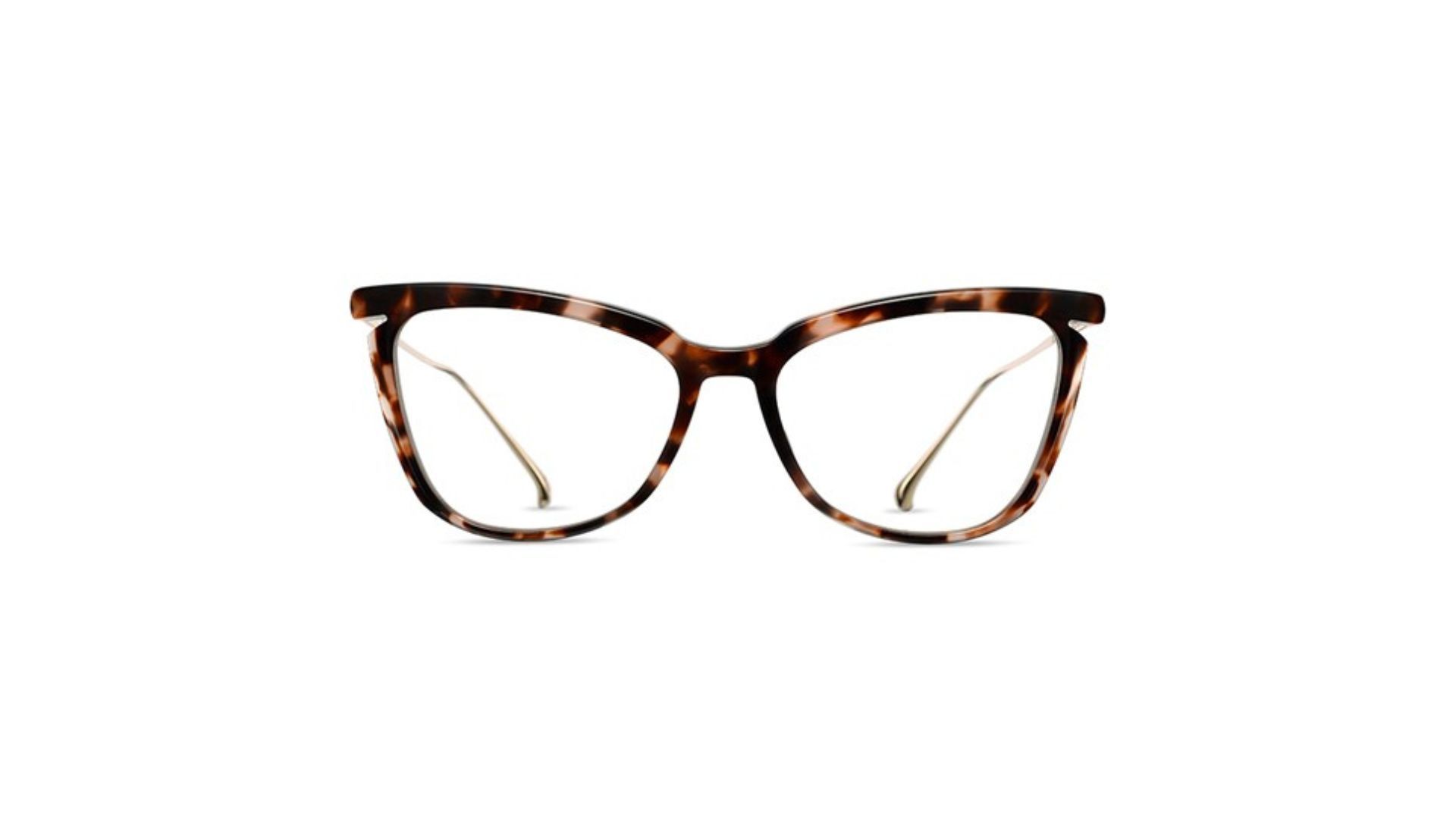Un paio di occhiali con montatura leopardata su sfondo bianco.