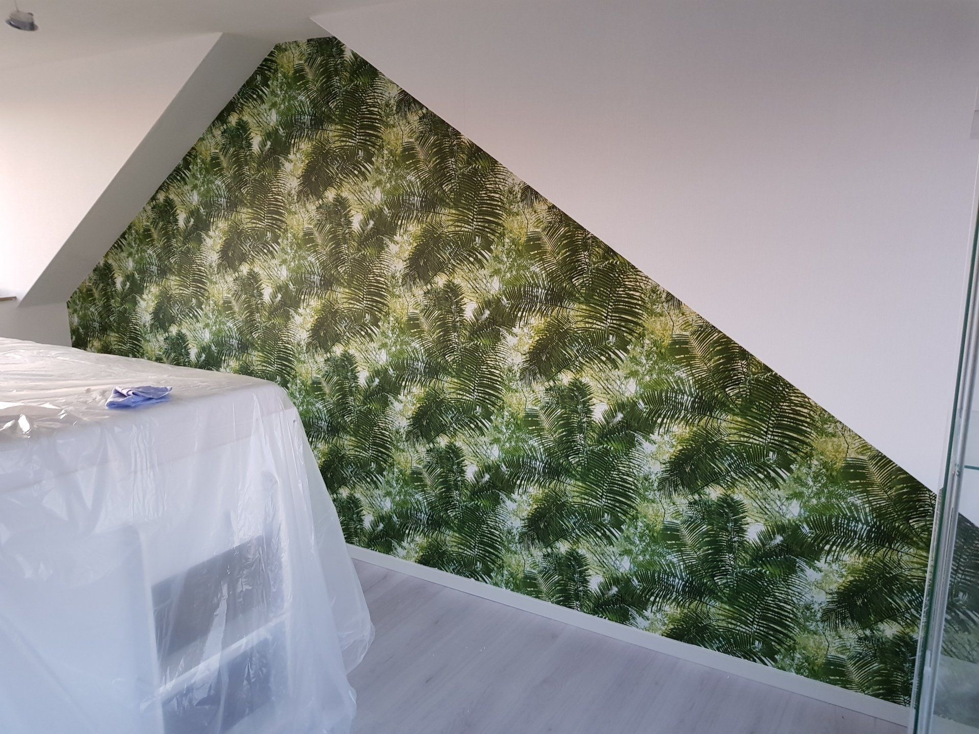 Aanbrengen jungle behang