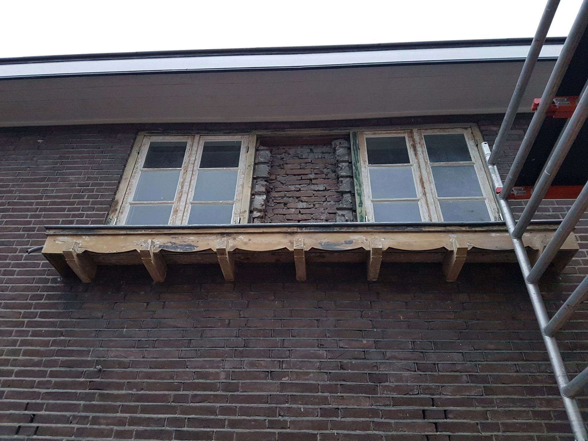 Gevelbekleding met bloembakken
