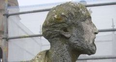 statua in pietra