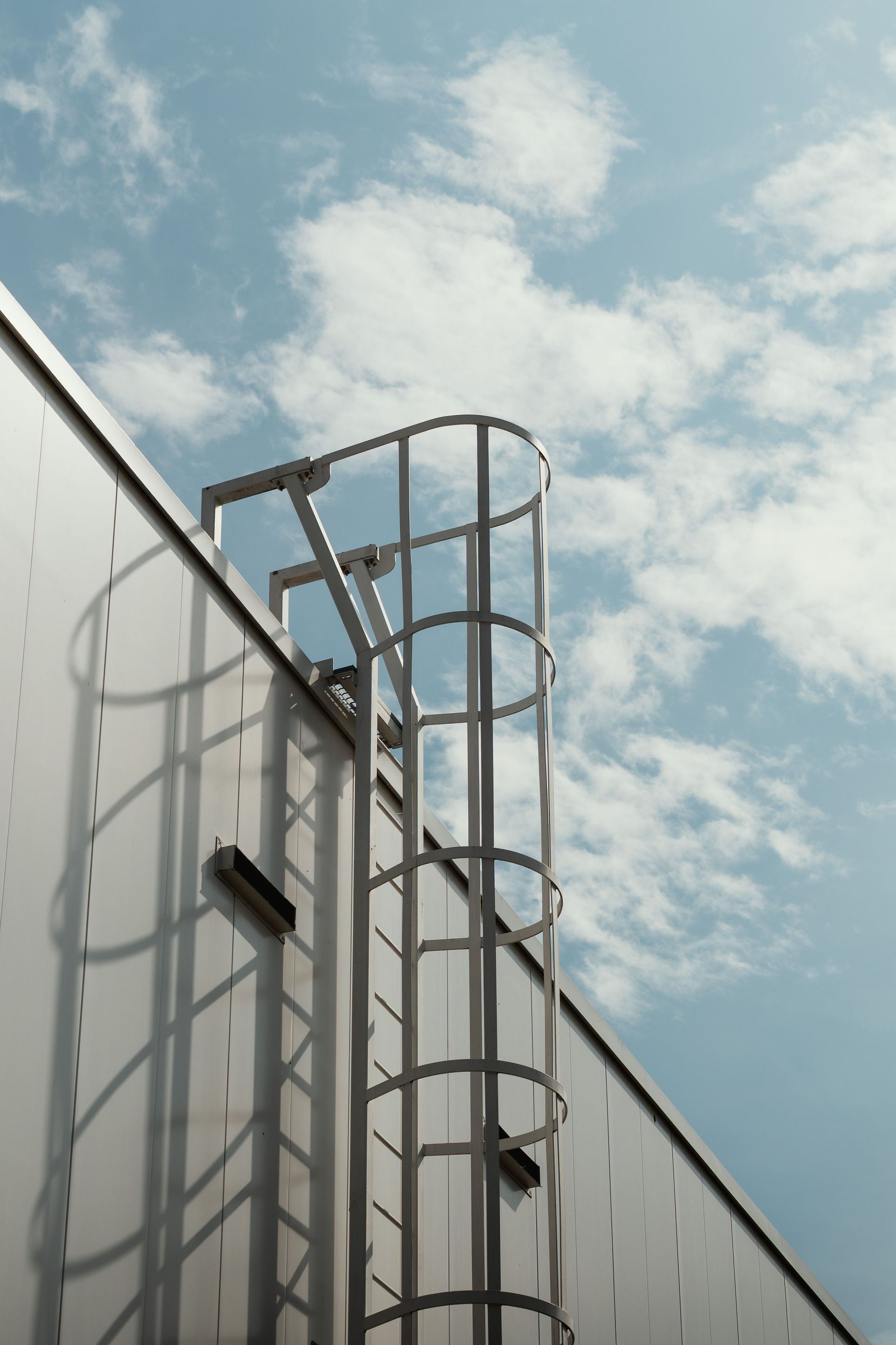 Rooftop safety access ladders