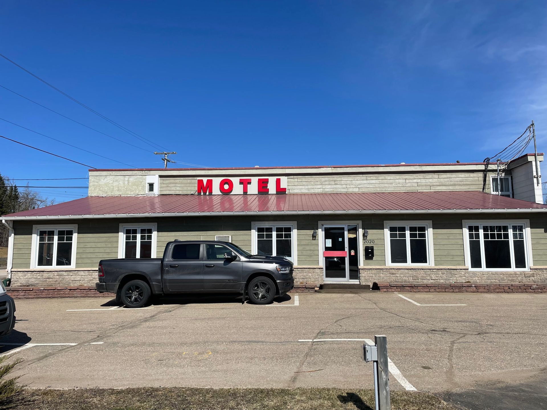 Un camion est garé devant un motel.