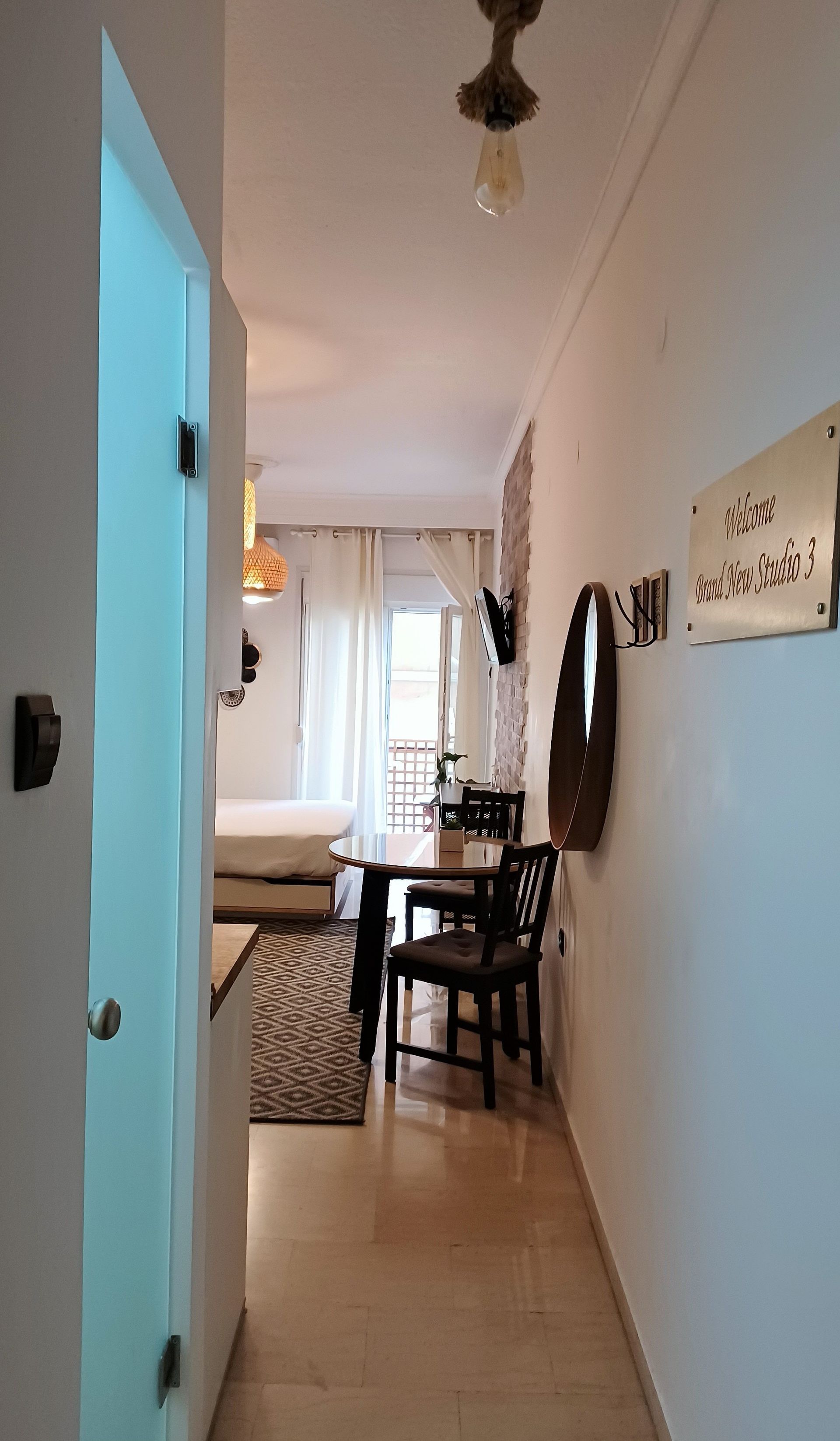 επιγραφή brand new studios