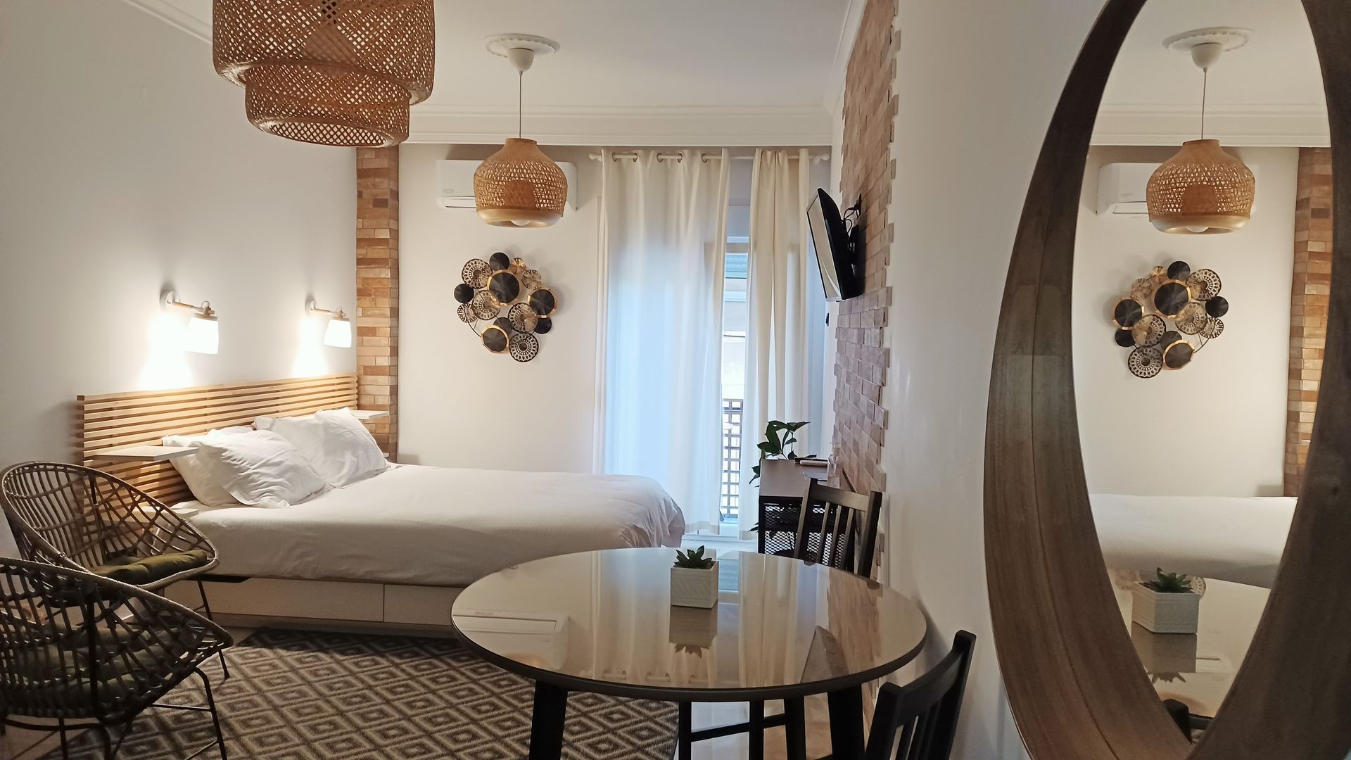 Άνετο στούντιο διαμέρισμα με κρεβάτι, στρογγυλό τραπέζι και καρέκλες 