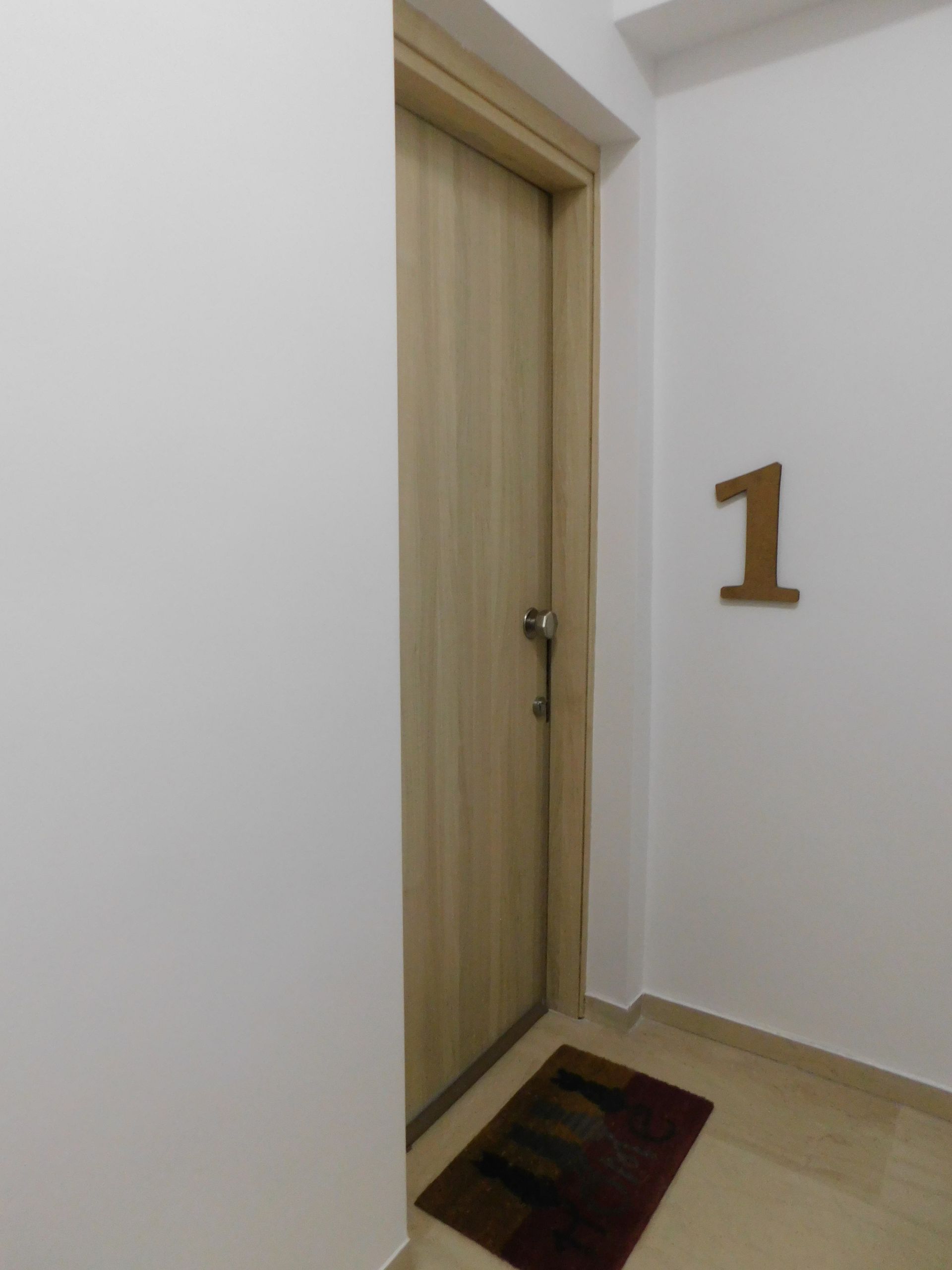 Μια ξύλινη πόρτα με την ένδειξη 