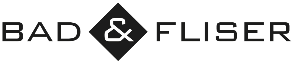 BAD & FLISER logo: Sort tekst med en sort diamant indeholdende et og-tegn.