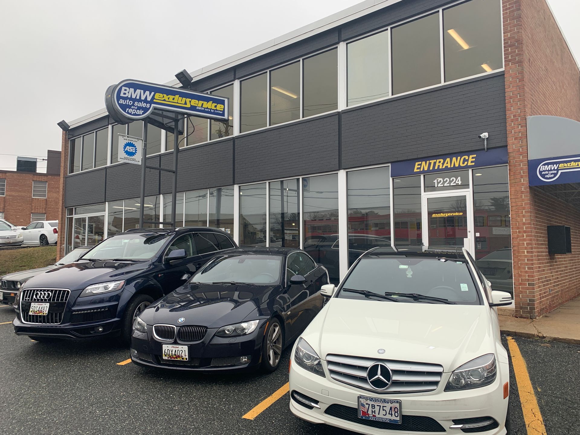 Cars in front of the shop | Excluservice