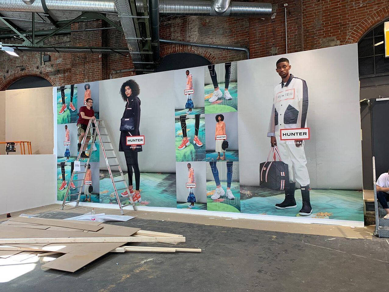 Large display graphics during installation