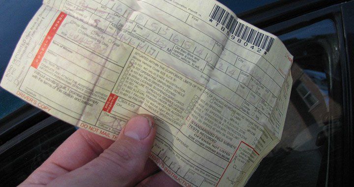 persona con una multa de tráfico