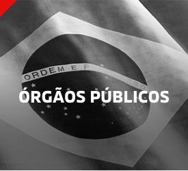 Foto em preto e branco da bandeira brasileira com a inscrição