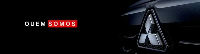 Logotipo da Mitsubishi em um carro escuro; texto
