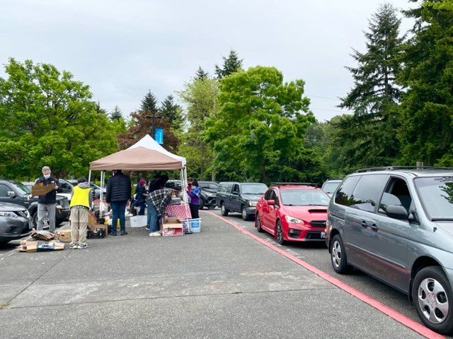 A lot of cars are parked in a parking lot.