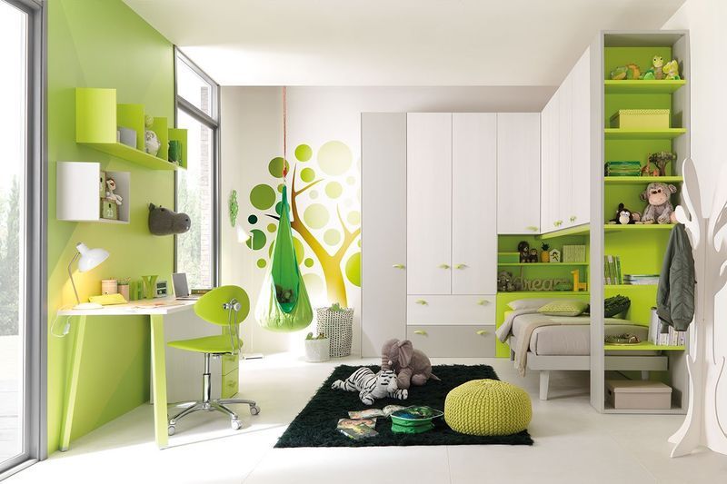 Camera da letto moderna per bambini, nei colori verde brillante e bianco, con scrivania, letto, mensole.