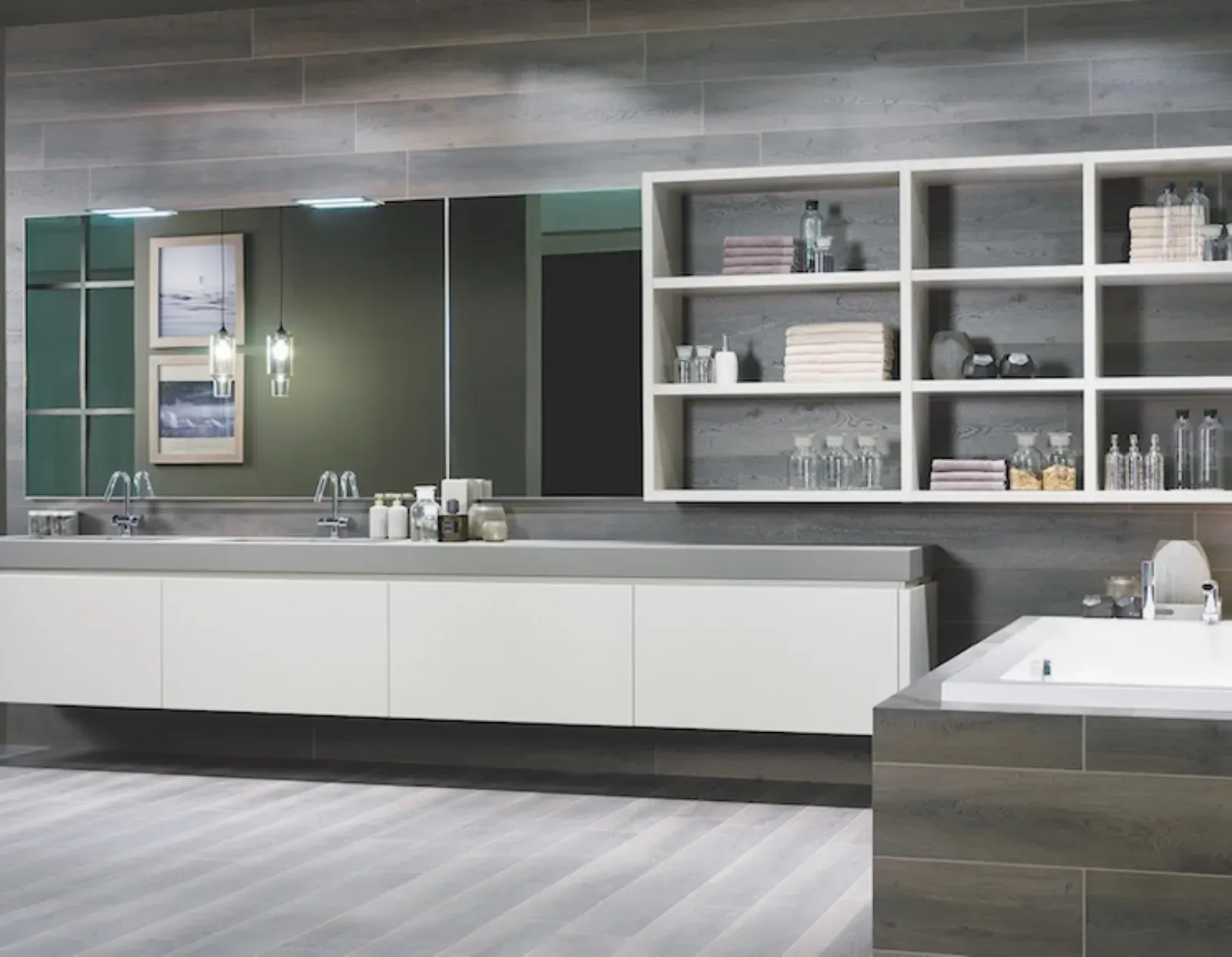 Interni di un bagno moderno con doppio lavabo, ampio specchio e mensole bianche.