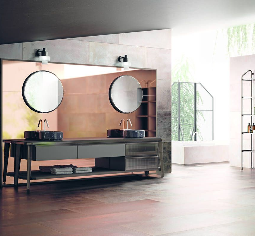 Mobile bagno moderno con due specchi rotondi, dettagli in legno e luminosa luce naturale.