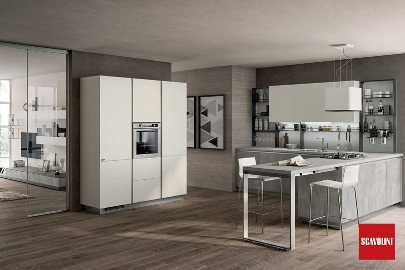 Cucina moderna con mobili bianchi, isola con posti a sedere, pavimento in legno ed elettrodomestici in acciaio inossidabile.