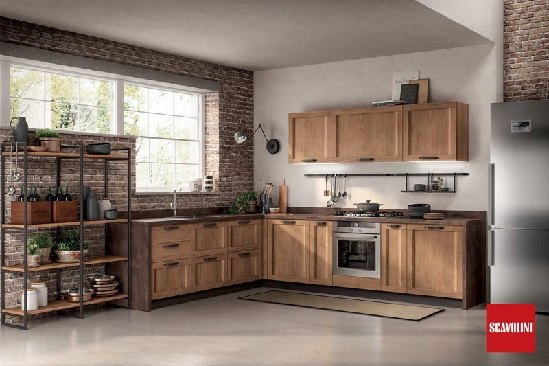 Cucina moderna con mobili in legno, ripiani neri, frigorifero in acciaio inox e mensole accanto a una grande finestra.