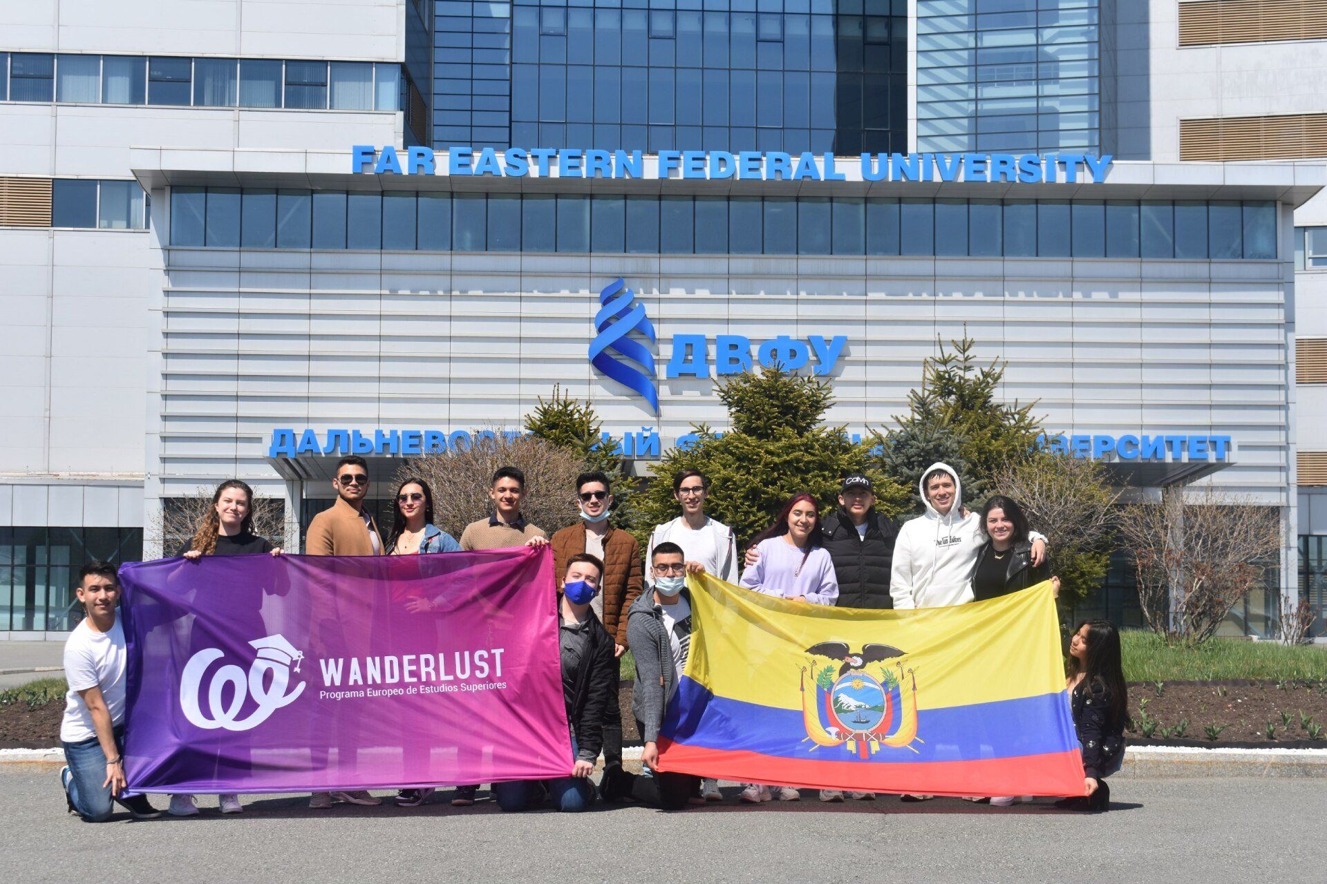 Jóvenes ecuatorianos en la Universidad del Lejano Oriente