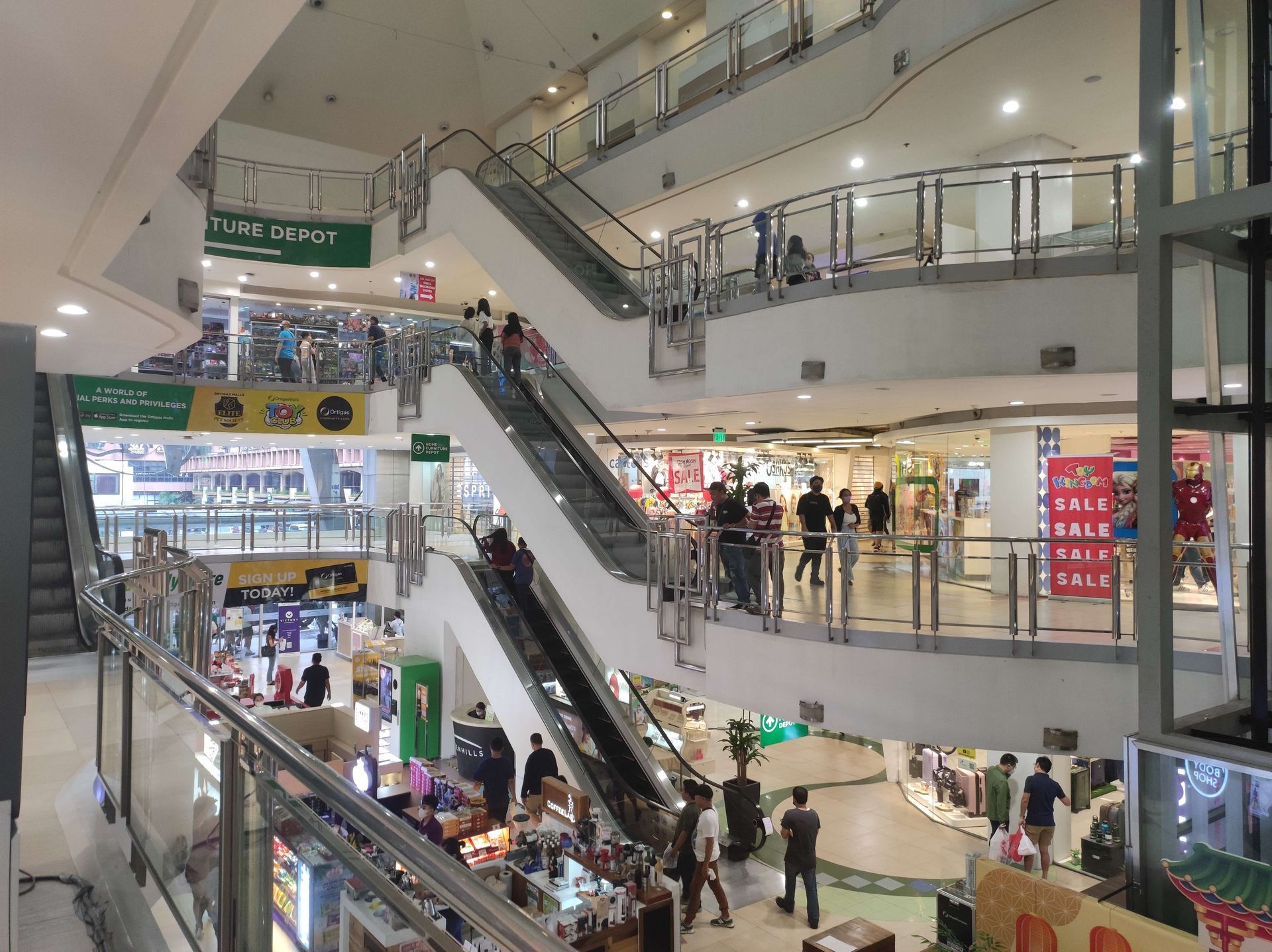 Virra Mall, a tech hub just minutes from our hotel near Greenhills