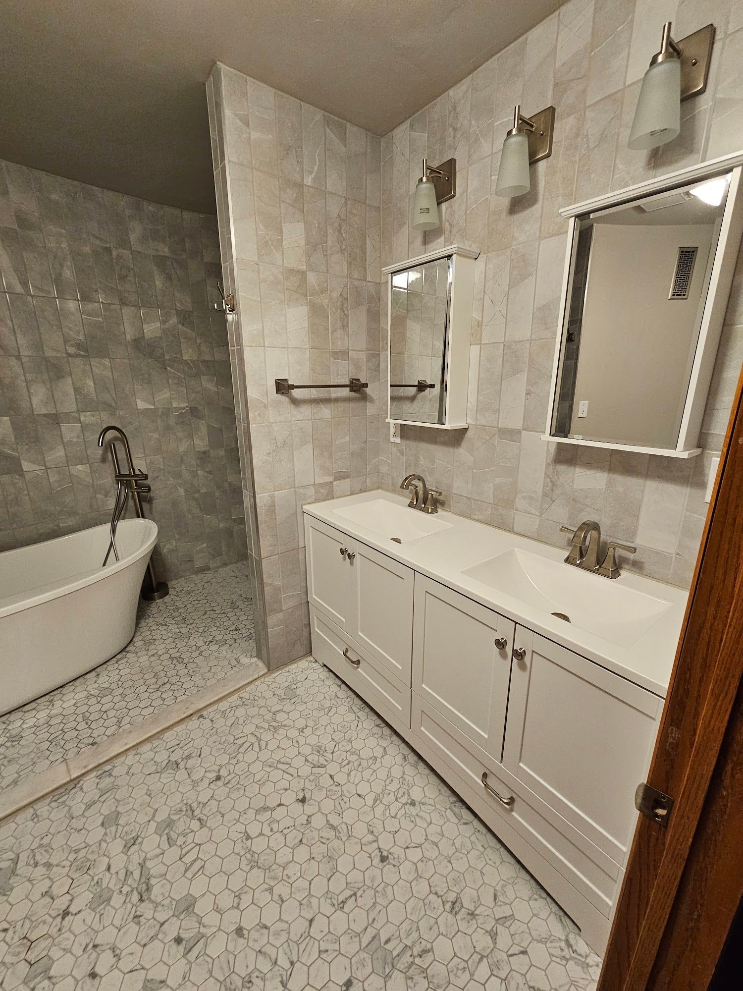 A bathroom with two sinks and a bathtub.