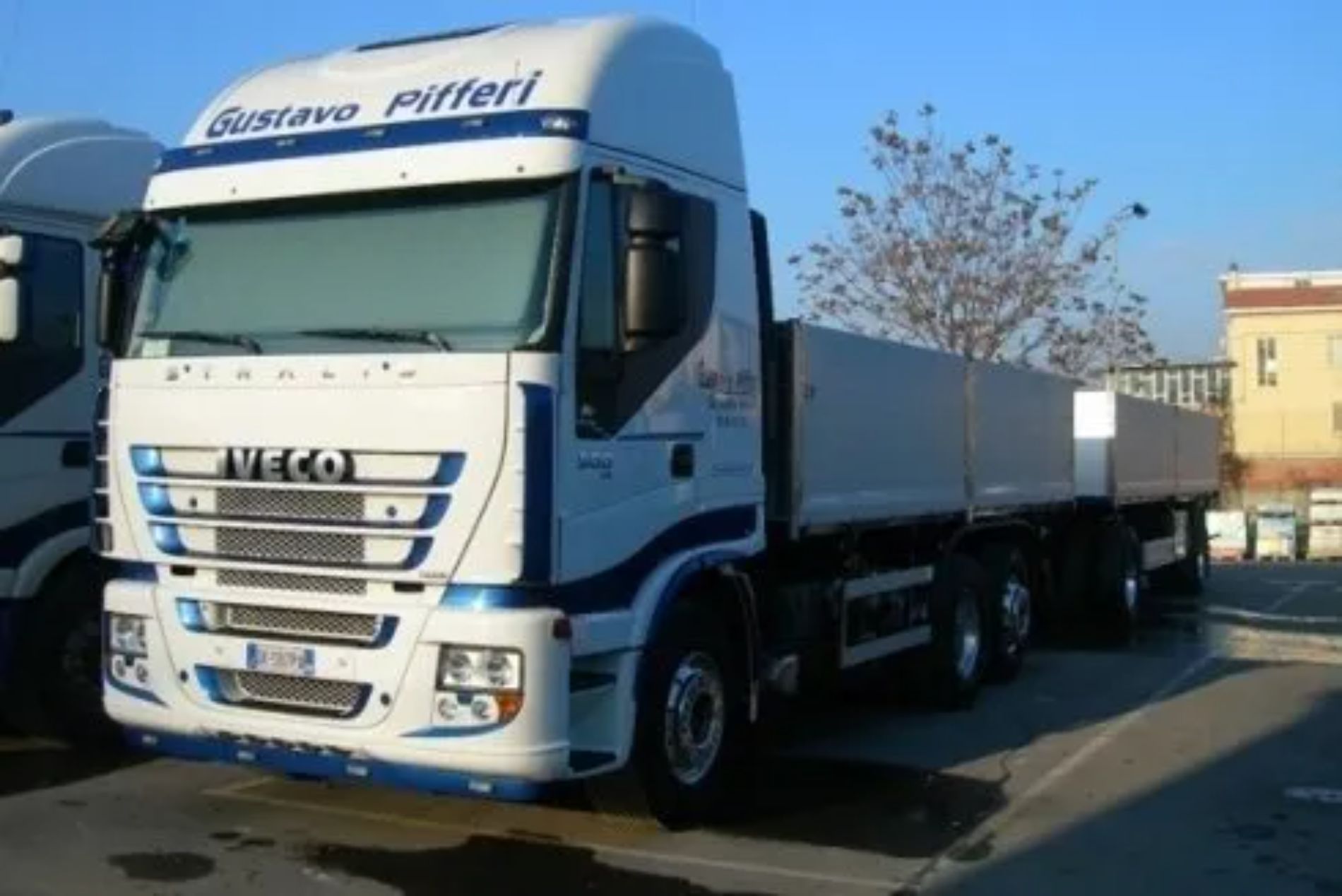 camion della ditta per autotrasporti
