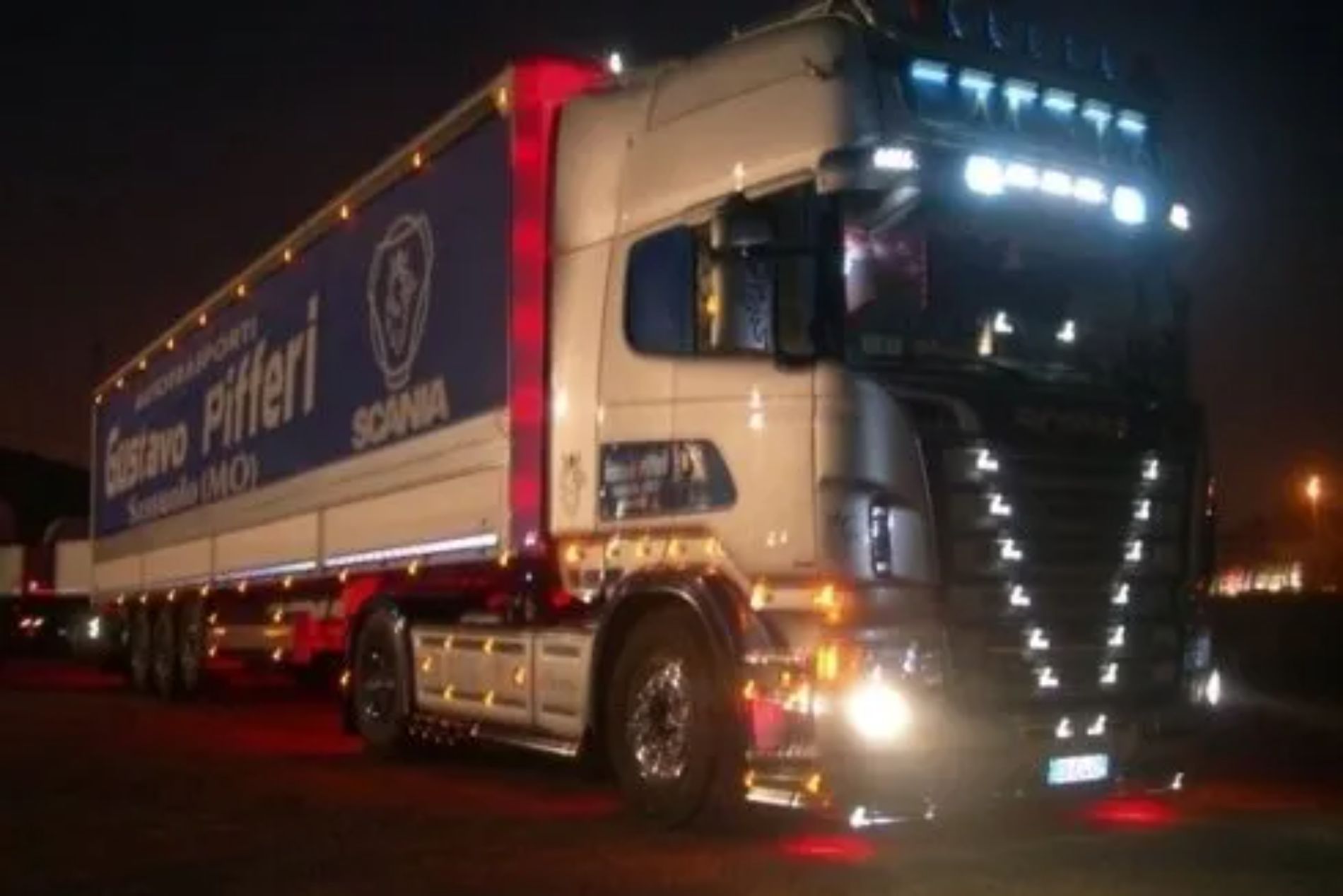 camion della ditta di spedizioni
