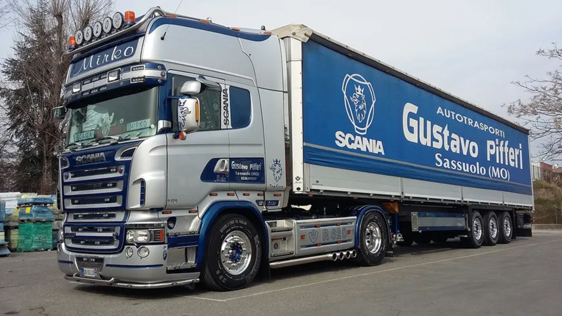 camion su strada