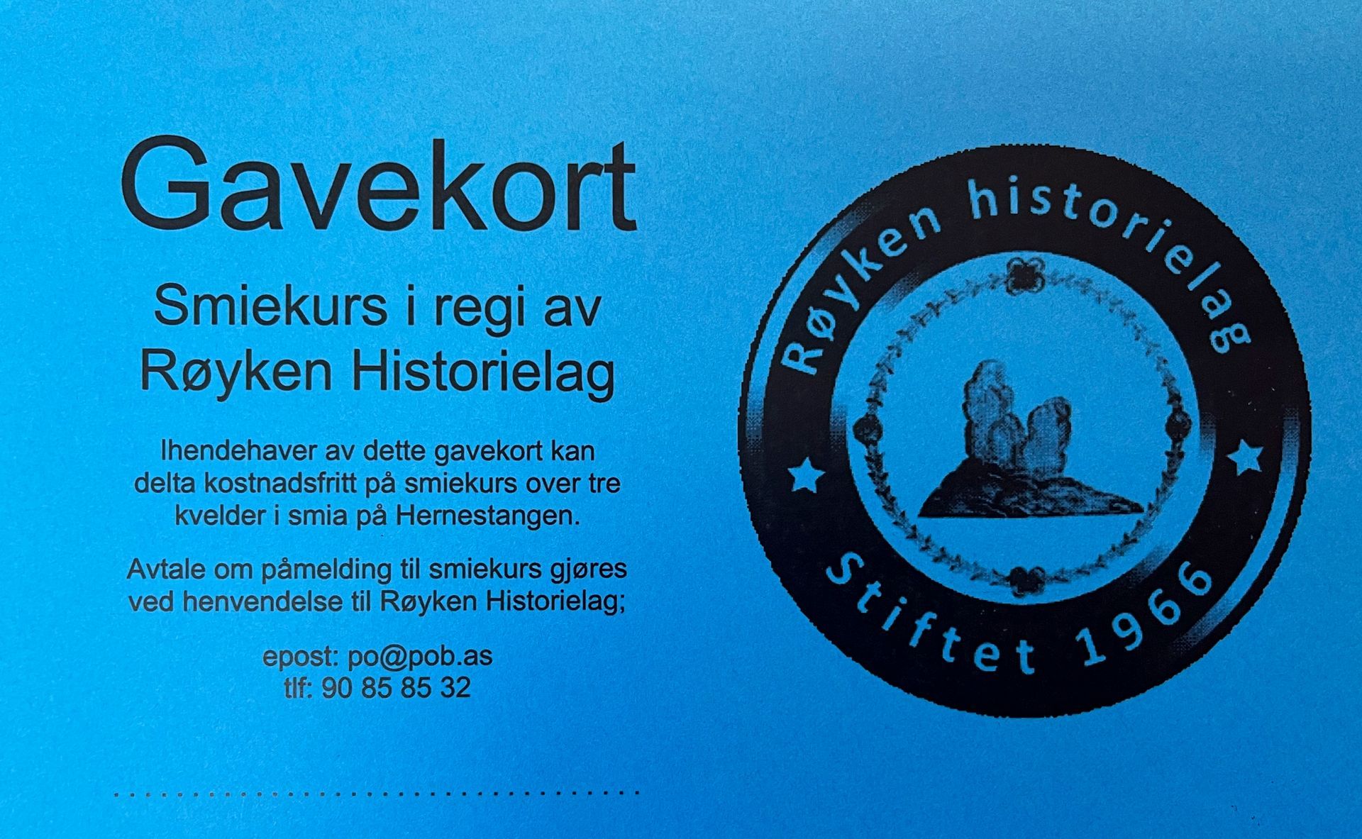 Blue gift certificate for a blacksmith course, from Røyken Historielag, with their logo.