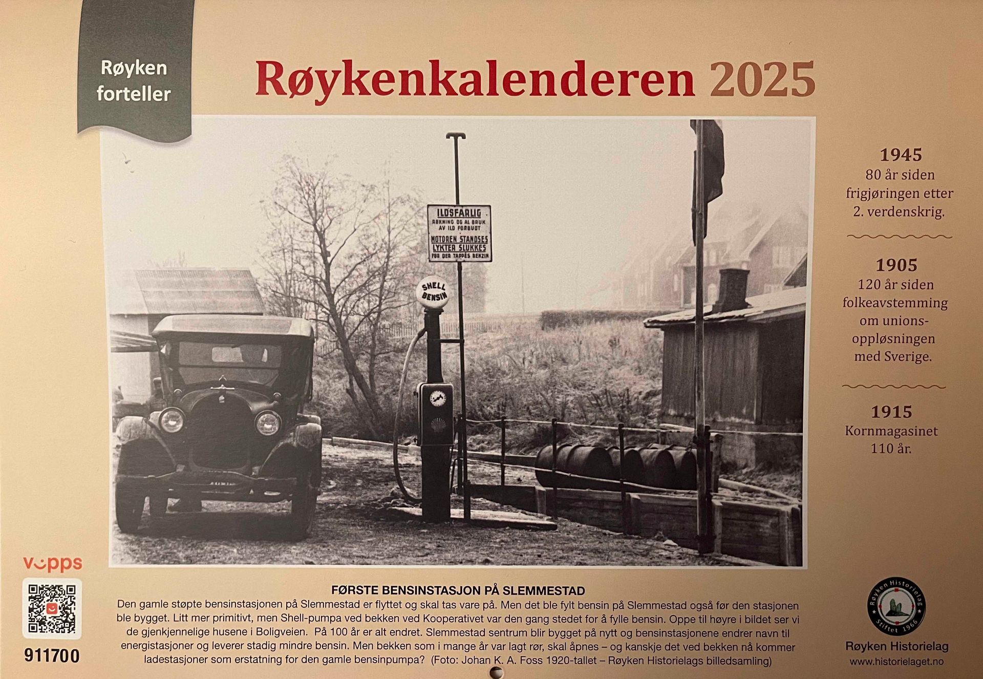 Et vintagebilde av en bensinstasjon i Norge, kalender 2025. Bil parkert foran, tønner, skilt.