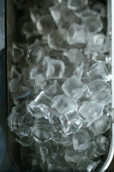 Glaçons dans un bac métallique.