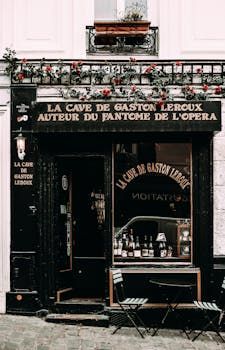 Façade noire, « La Cave de Gaston Leroux », avec des bouteilles de vin en vitrine