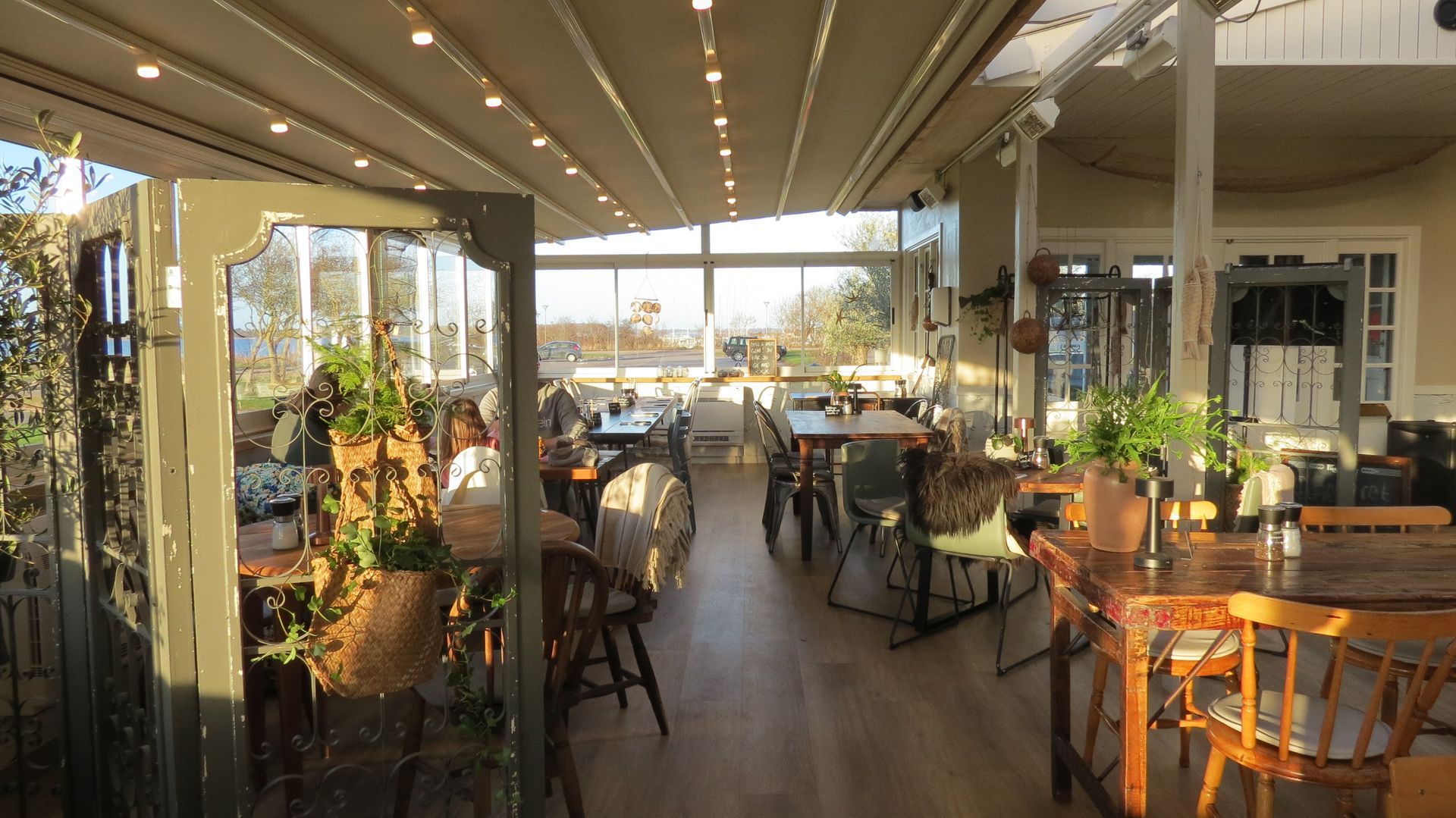 Udendørsareal med petanquebane ved Skippers Bistros selskabslokale
