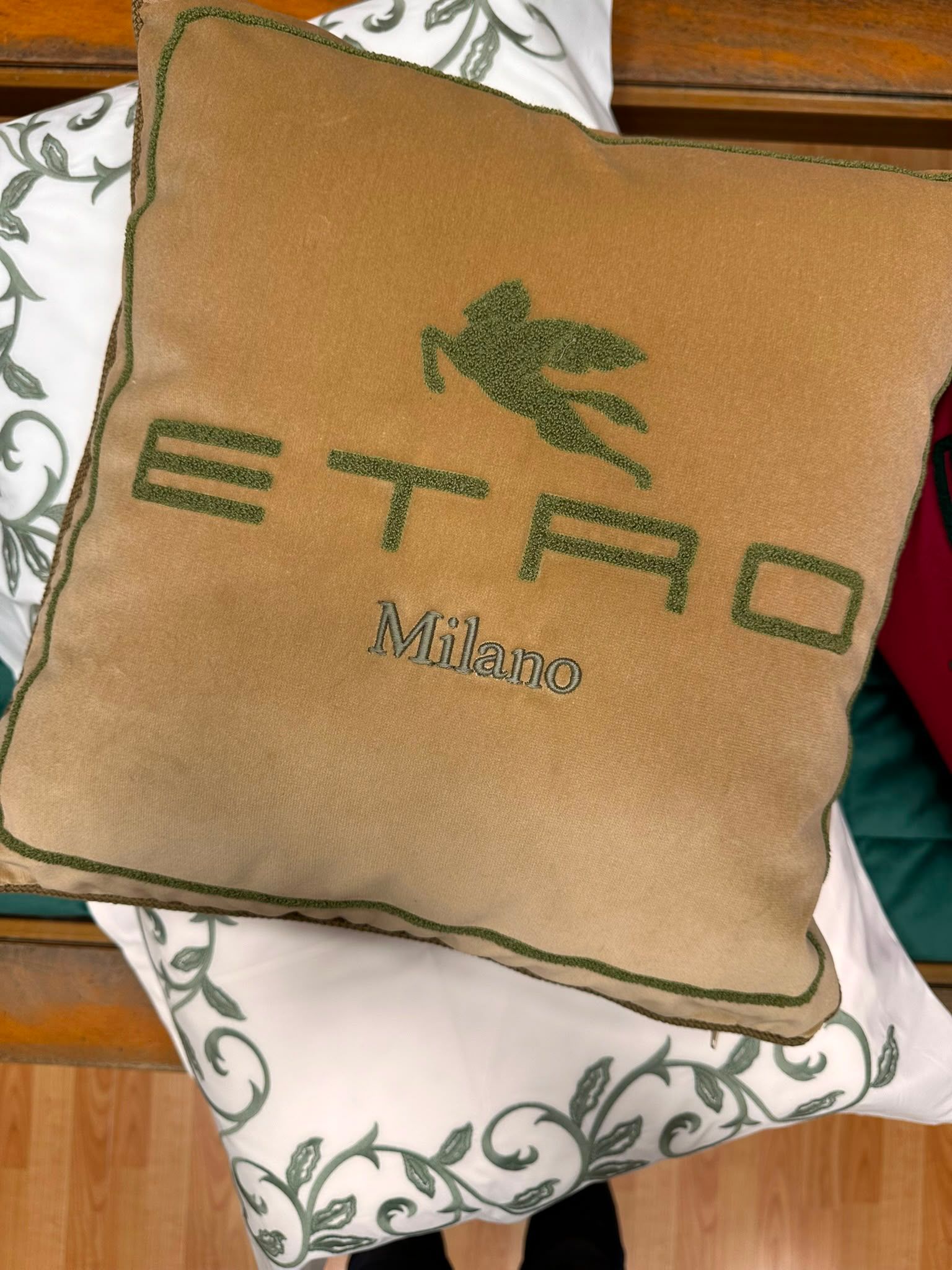 Cuscino decorativo color beige con la scritta verde 