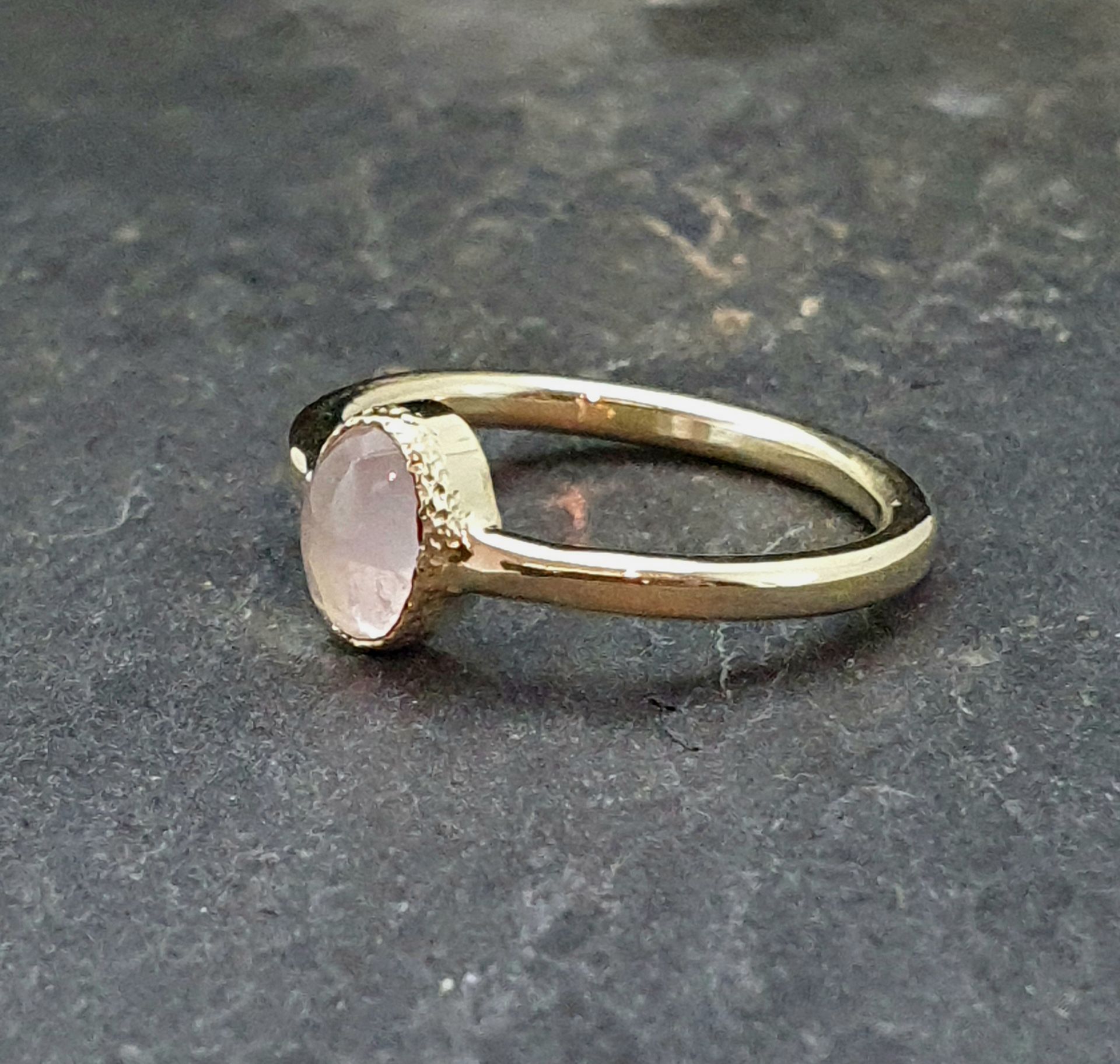Gouden ring met rozenkwarts