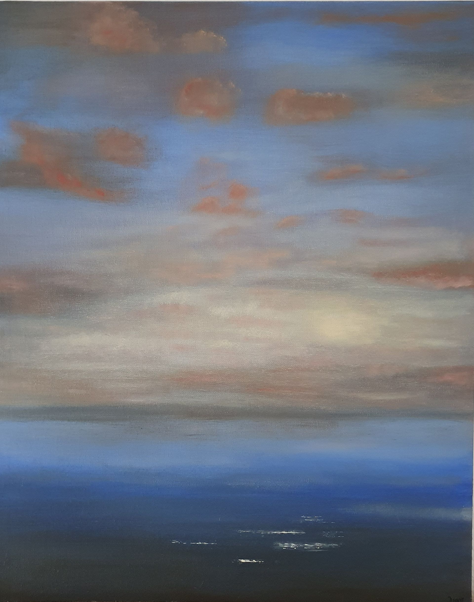 Schilderij van een hemel- en zeelandschap met roze wolken, een blauwe lucht en donkerblauw water met reflecterende lichtjes.