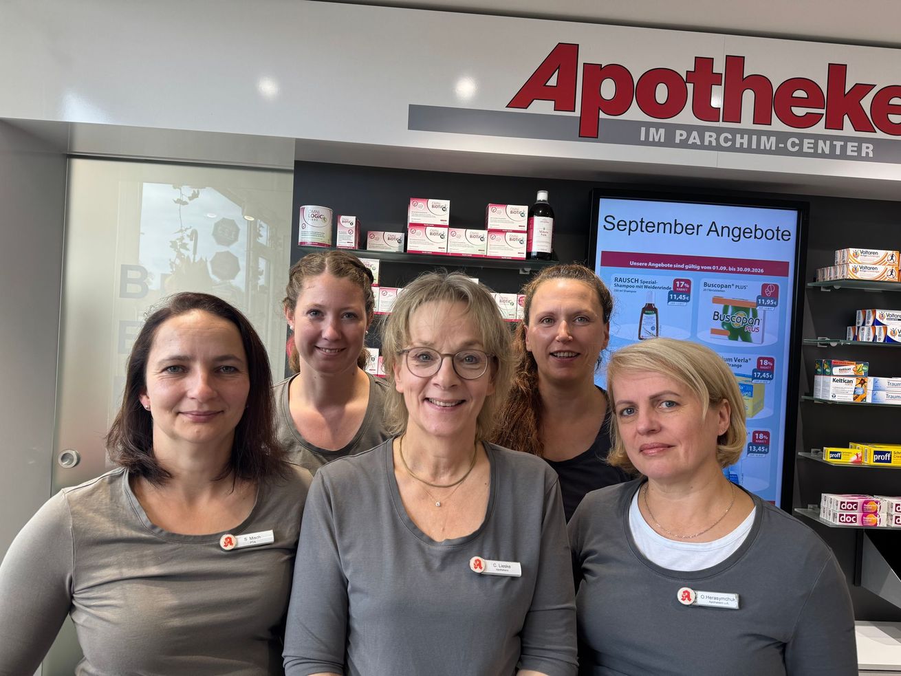 Eine Gruppe von Frauen posiert gemeinsam für ein Foto.