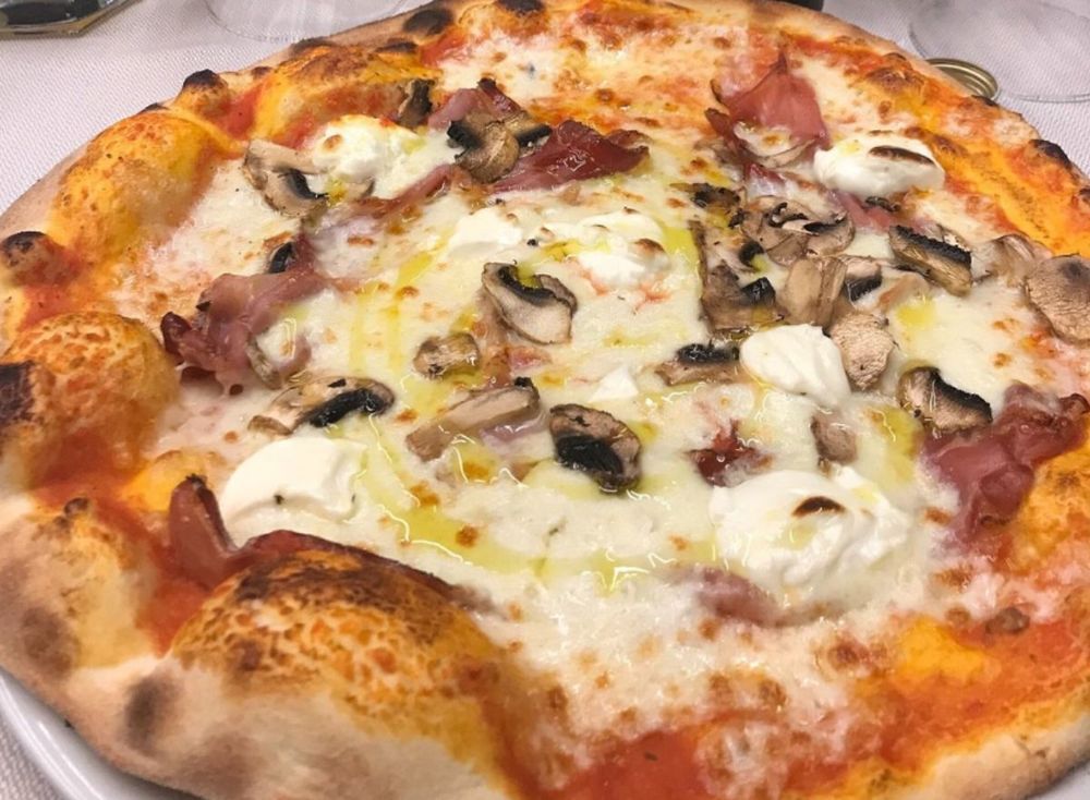Pizza cotta nel forno a legna