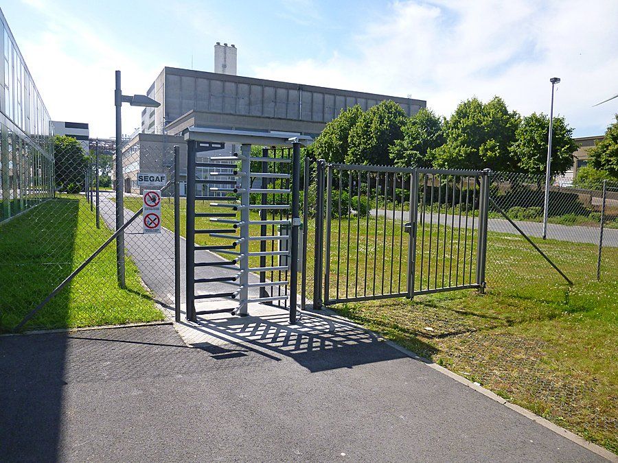 tourniquet, draaikruis, toegangscontrole, toegangsbeheer, beveiligde toegang, inox draaikruis, aluminium tourniquet, bezoekersbeheer, bedrijfsbeveiliging, badgelezer