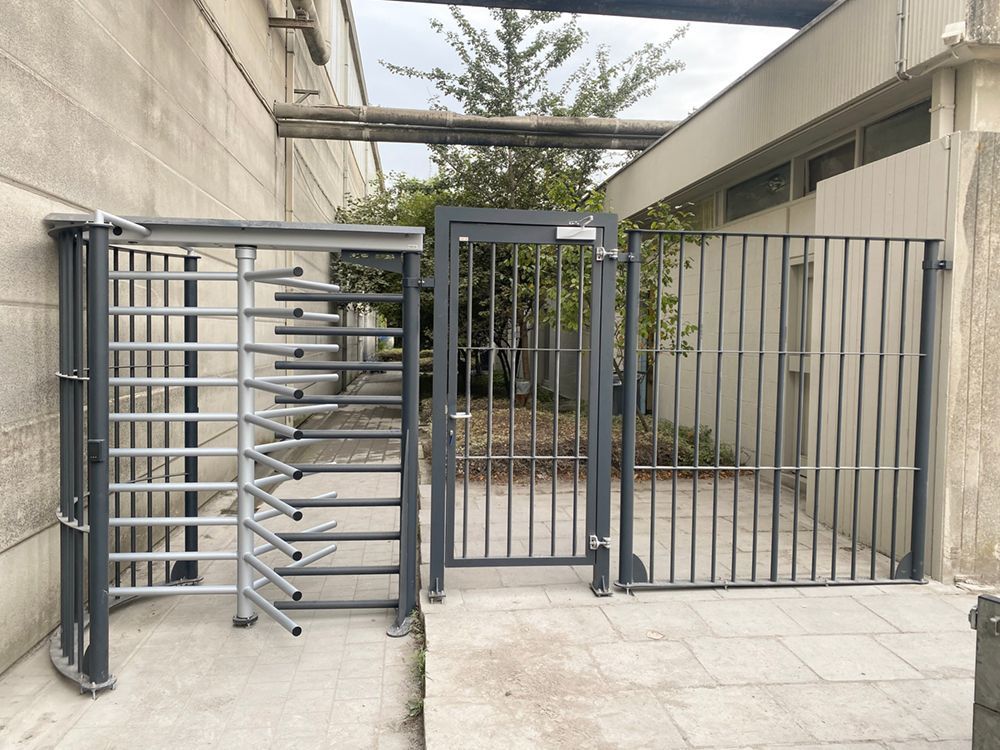 tourniquet, draaikruis, toegangscontrole, toegangsbeheer, beveiligde toegang, inox draaikruis, aluminium tourniquet, bezoekersbeheer, bedrijfsbeveiliging, badgelezer